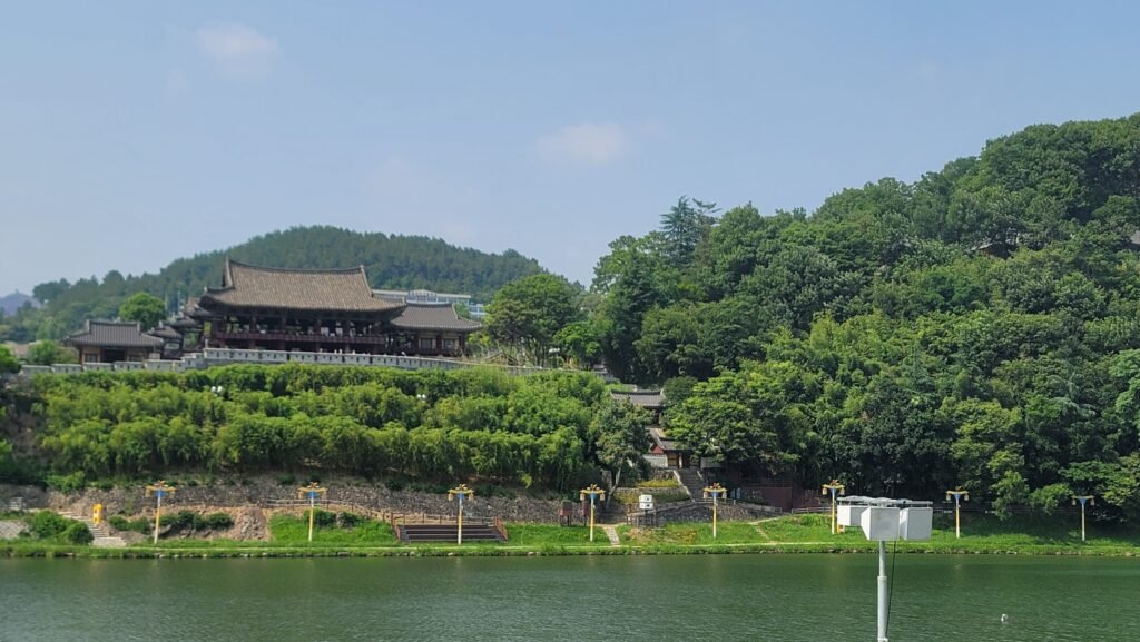 韓国サイクリング旅行中に楽しめる、美しい川沿いの自然と青空が広がる素晴らしい絶景風景