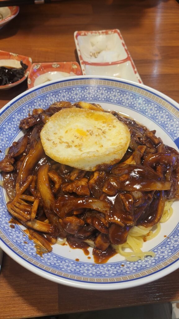 大邱(テグ)名物のローカルグルメ、真っ赤な旨辛ソースと具材を麺に絡めて食べるやみつき韓国式中華料理「中華ビビン麺(チュンファビビンミョン)」