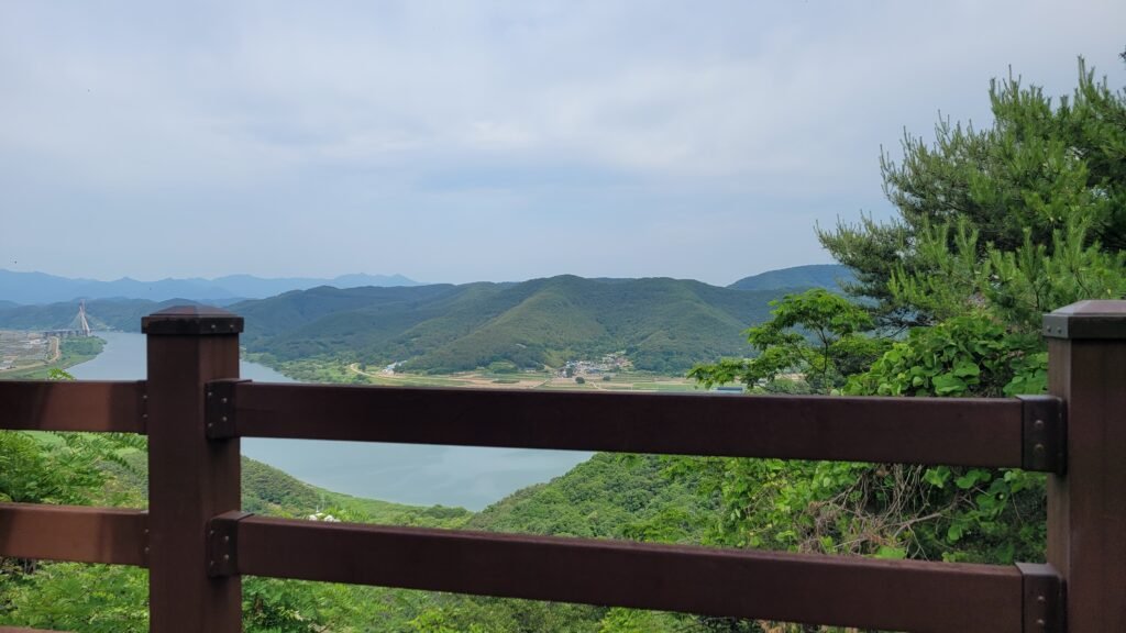 自転車で走る韓国サイクリングコースの途中で撮影した、緑豊かで癒される韓国ののどかな風景写真