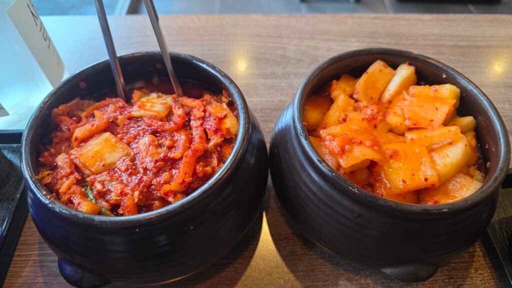 韓国のクッパ専門店で提供される、白菜キムチやカクテキ(大根キムチ)など人気の韓国グルメ(キムチ)の盛り合わせ