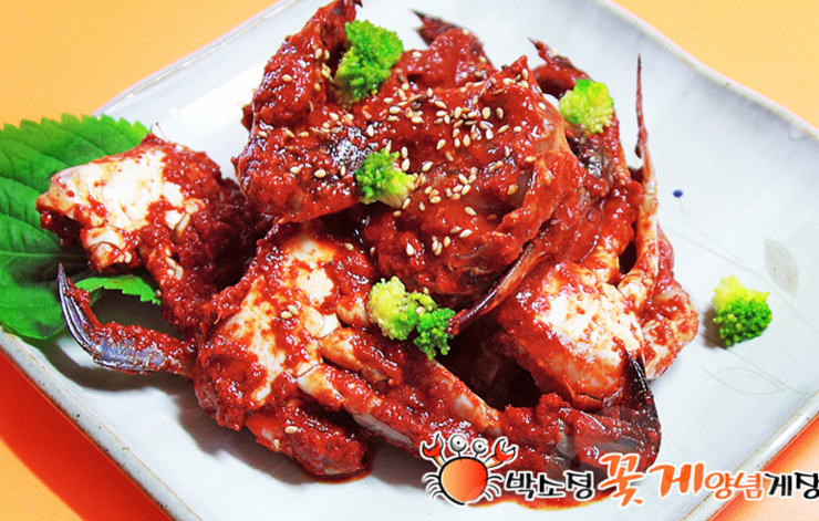 ご飯が止まらない！旨辛いヤンニョムケジャン（ワタリガニの辛い和え物）。真っ赤なヤンニョムソースがカニの甘みを引き立てる、クセになる美味しさ。