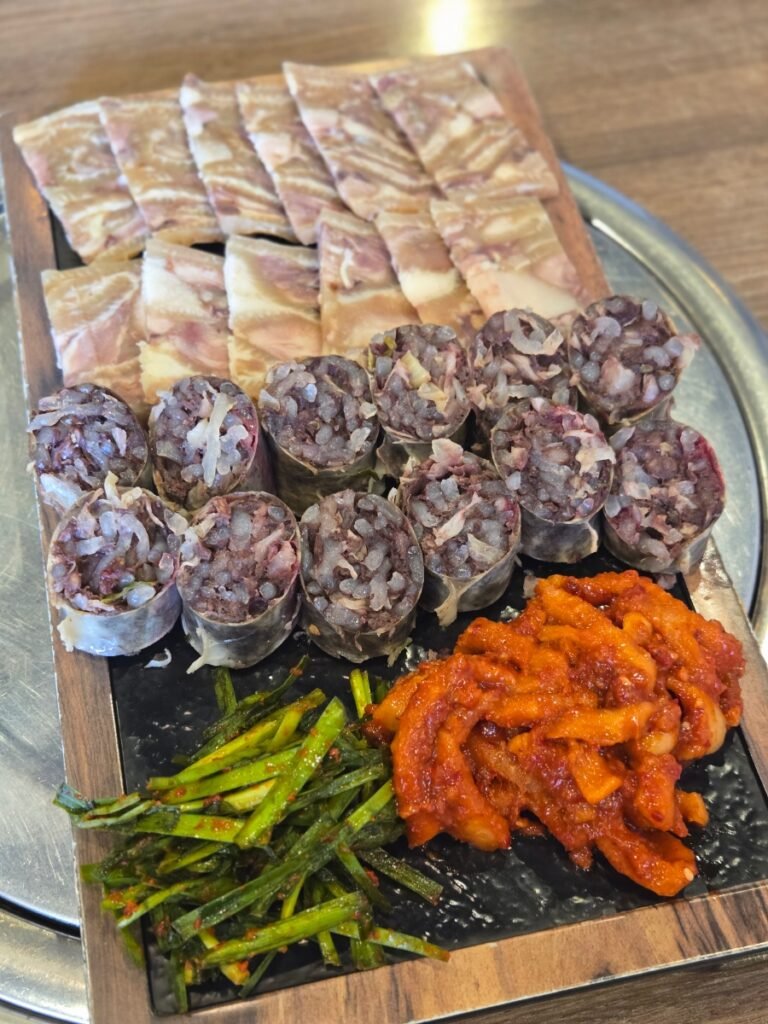 韓国旅行のおすすめグルメ、スンデとピョニュク(豚肉の押し肉)にブチュキムチ(ニラキムチ)とムキムチ(大根キムチ)を添えた盛り合わせ