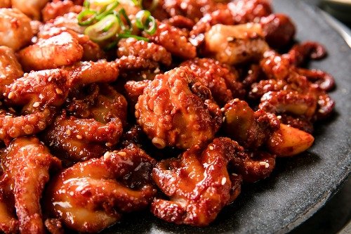 韓国の市場で並ぶ新鮮なチュクミ 材料 のイメージ