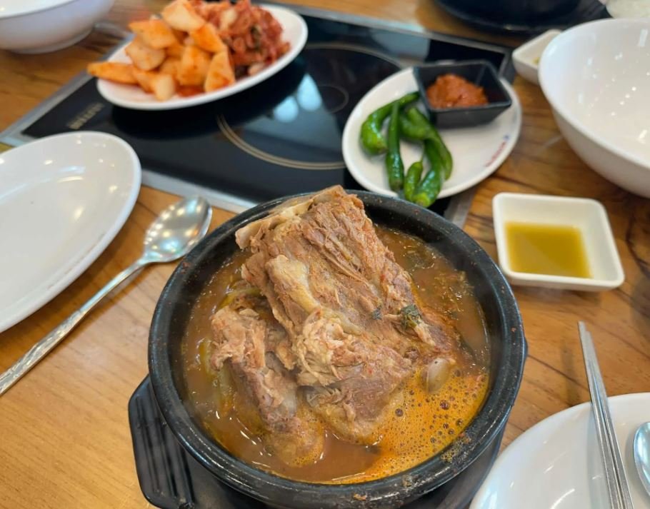 韓国・大邱(テグ)のローカルなお店で楽しむ、豚の背骨とジャガイモがたっぷり入ったピリ辛な名物グルメ「カムジャタン」