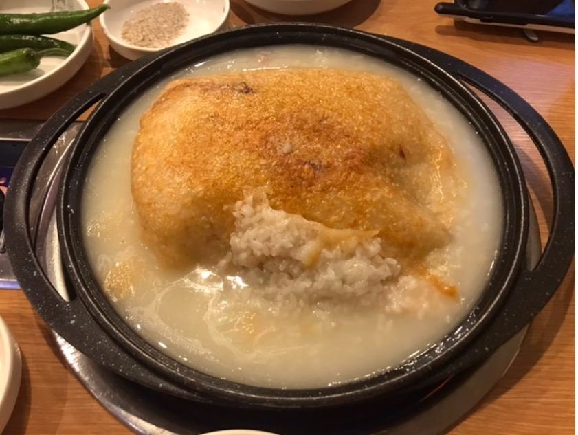 香ばしいおこげがたまらない「ヌルンジ参鶏湯」。濃厚なスープと柔らかい鶏肉、おこげの食感が絶妙な大邱(テグ)のローカルグルメ