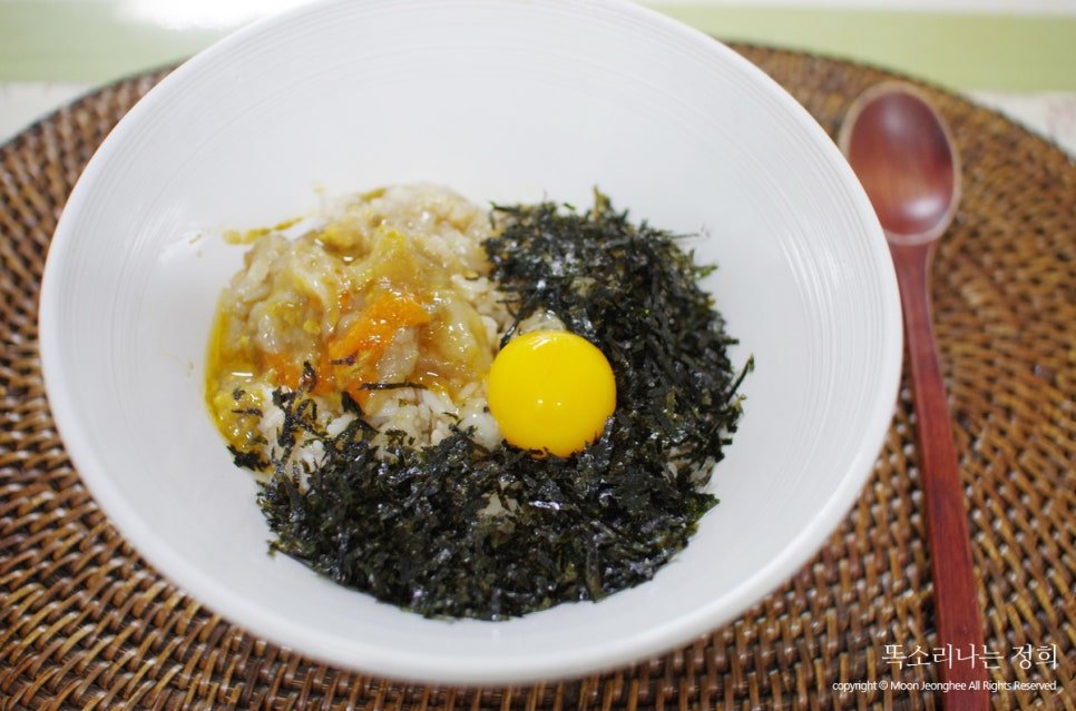 カンジャンケジャンの正しい食べ方。ワタリガニの甲羅にご飯と濃厚な卵、とびっこ、ごま油を入れ、混ぜて食べる究極のケジャンビビンバ。