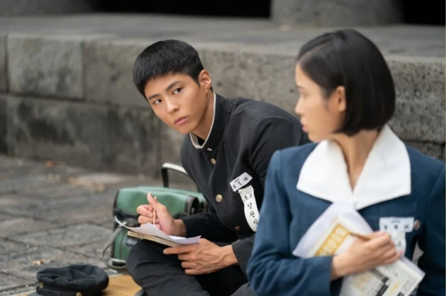 Netflixで話題の韓国ドラマ『本当にお疲れ様でした』でIUが見せる、1950年代の済州島を背景にした切なくも美しい演技シーン