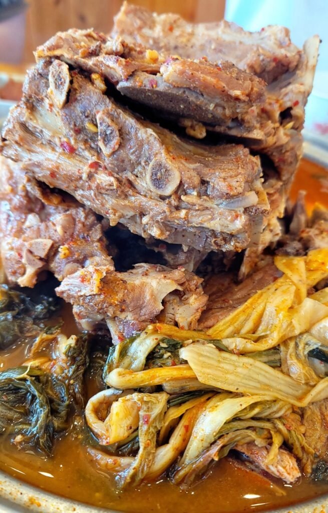 箸で簡単にほぐれるほど柔らかく煮込まれた、旨味たっぷりの豚の背骨肉と濃厚なスープの韓国料理カムジャタン